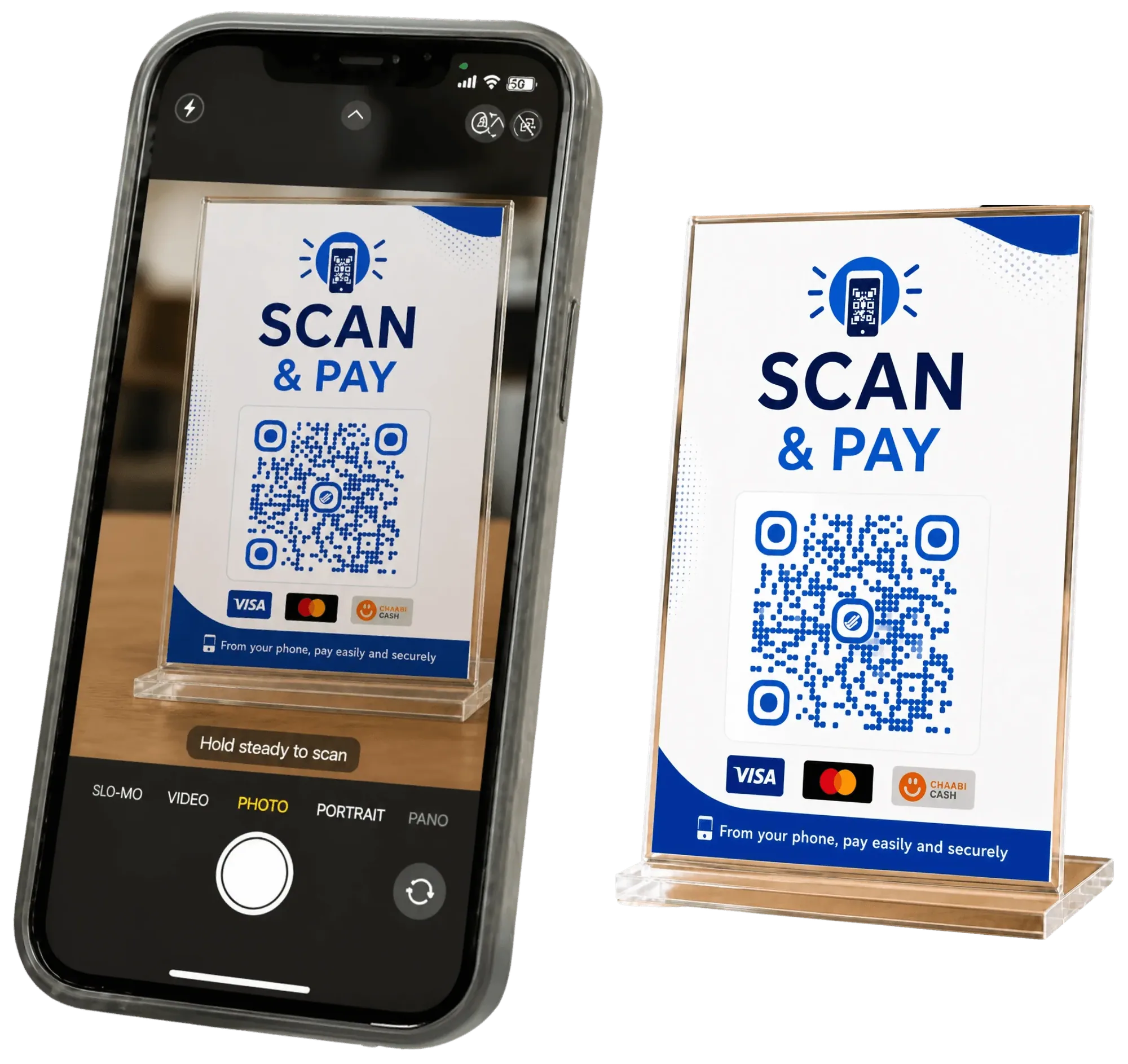 لوحة رمز QR على المنضدة: امسح وادفع، بشعارات Visa وMastercard وChaabi Cash